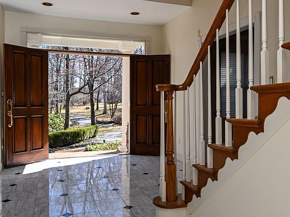 5th image of 24 Mansel Dr