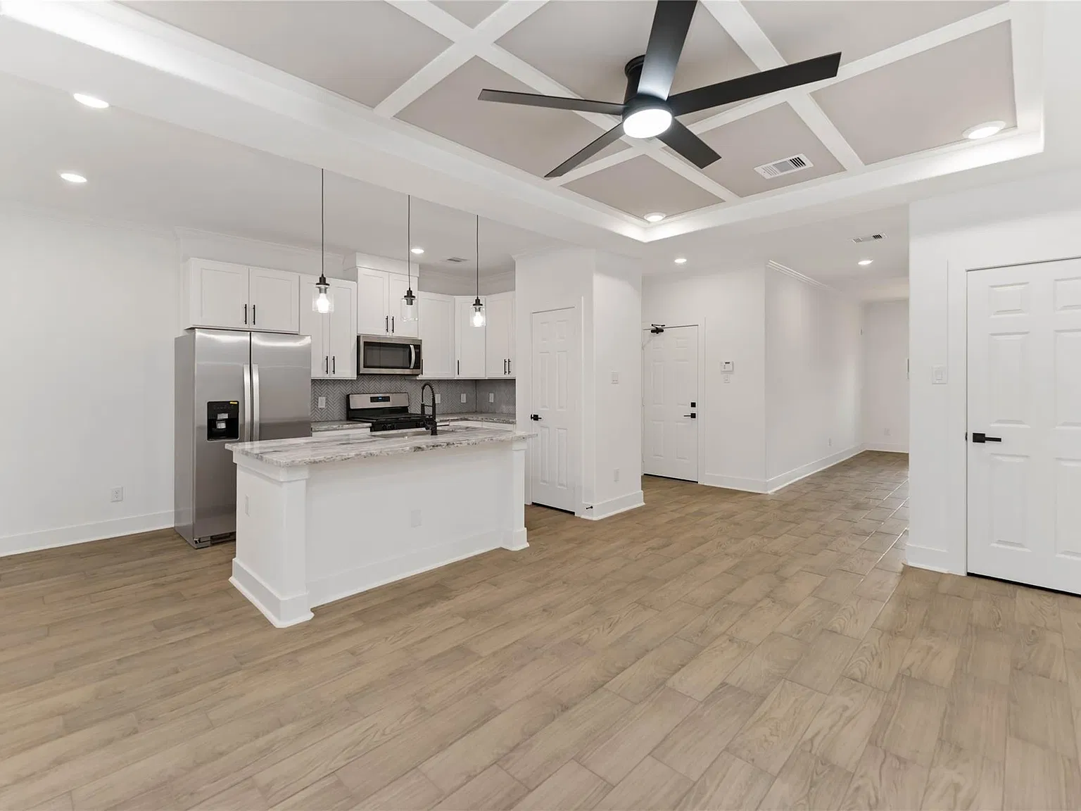 3 bed, 2.5 bath, 3738 sqft, $2,350 — Photo 3