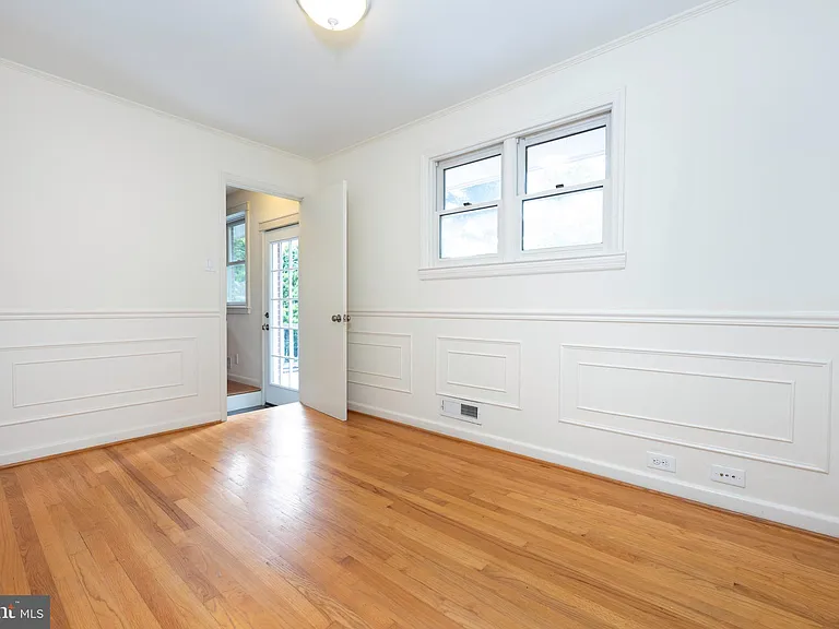 1418 Thornden Rd — Photo 8