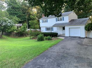 11 Allen Dr, Uncasville, CT 06382