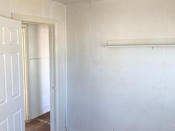 4th image of 119 E 11th St