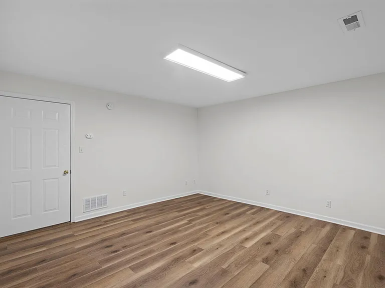 2411 Northampton Dr — Photo 36