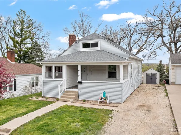 719 E 3rd St, Dixon, IL 61021