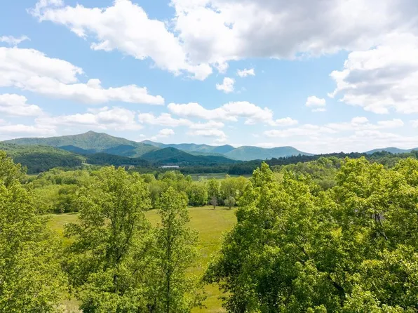 5686 Pine Crest Rd, Young Harris, GA 30582