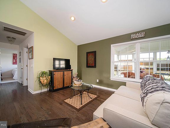 5th image of 30921 Clubhouse Cir