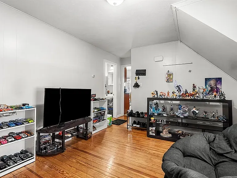 10 Lawrence St — Photo 4