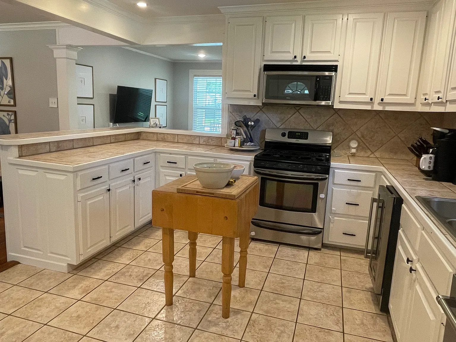 3 bed, 1809 sqft, $2,700 — Photo 2