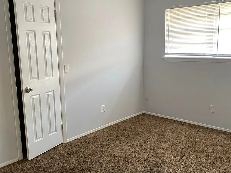 1908 Kirkland Dr — Photo 10