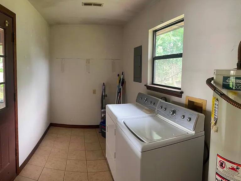 504 W Benton St — Photo 8