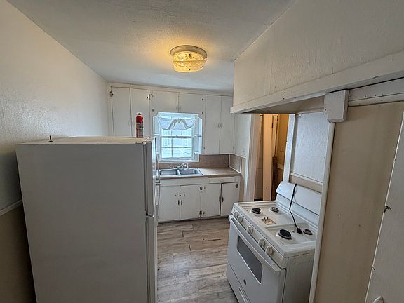 5th image of 3219 Judson St