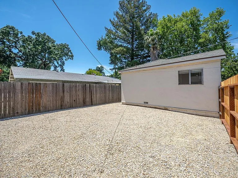 5480 Capistrano Ave #8 — Photo 23