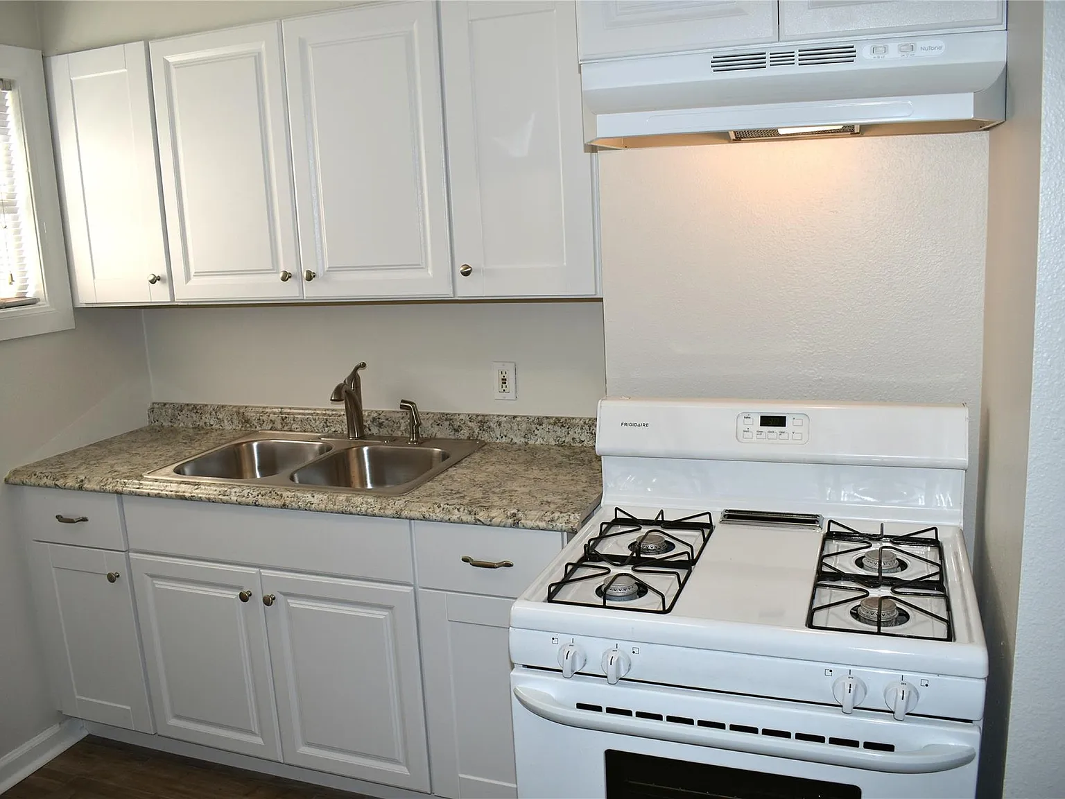 2 bed, 1.0 bath, 700 sqft, $1,050 — Photo 4