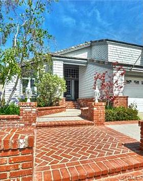 Attractive cul-de-sac curb appeal...