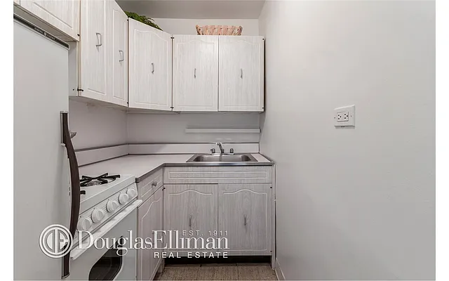 Rented by Douglas Elliman | media 18