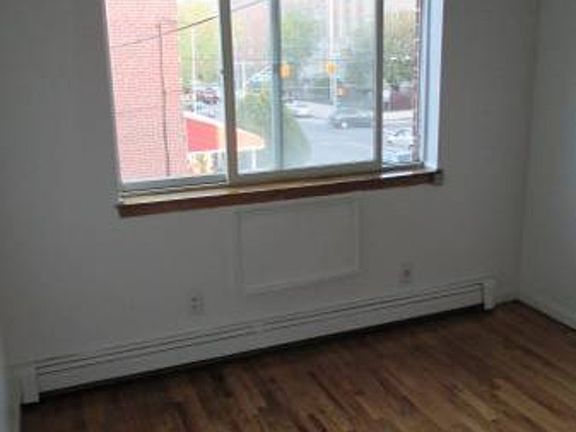 4th image of 3133 47th St APT 2R