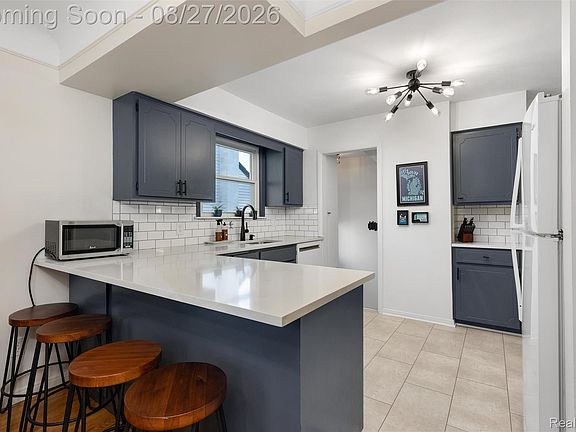 5th image of 2164 Tyler Ave