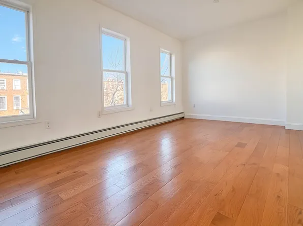 221 Macon Street image 4 of 5