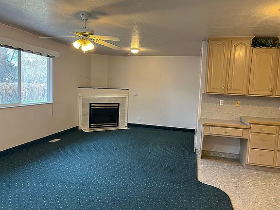 Greatroom w/gas fireplace 