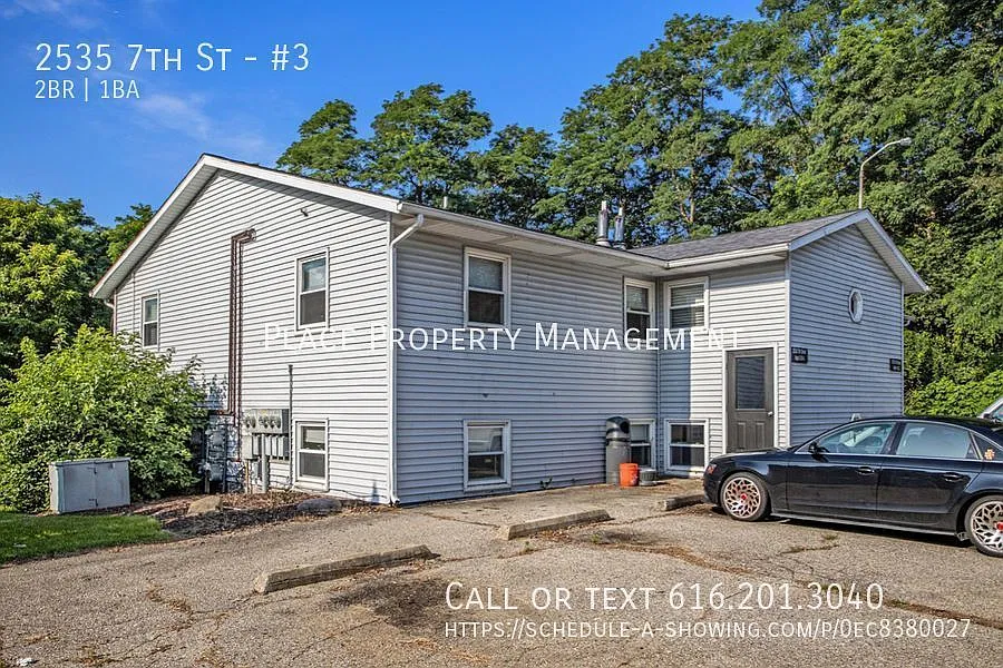 2535 7th St #3 - 2 Bed/1 Bath Upper Apartment — Photo 3