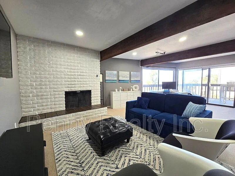 5 bed, 2.0 bath, 3390 sqft, $5,995 — Photo 4