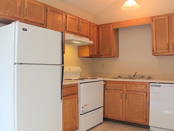 3rd image of 320 Lakeview Dr