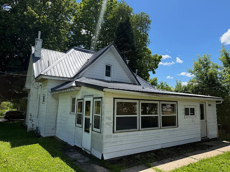 110 E Snow St — Photo 14
