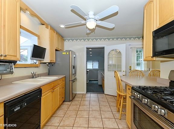 2nd image of 1118 N Yale Ave