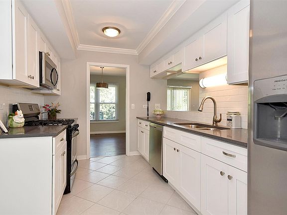 4th image of 227 Dover Ct