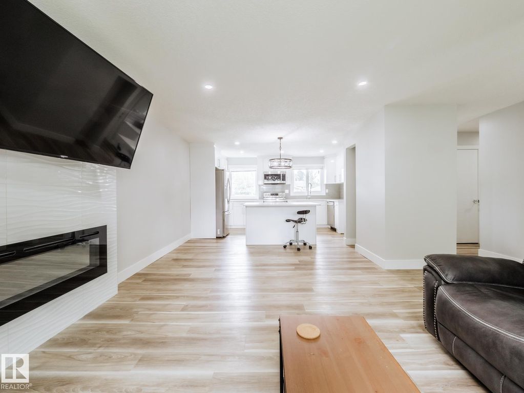 15011 59th St NW, Edmonton, AB - More