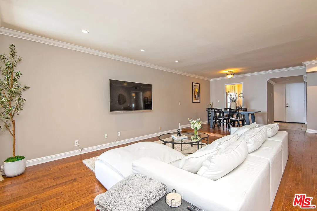 2 bed, 2.0 bath, 1077 sqft, $4,200 — Photo 4