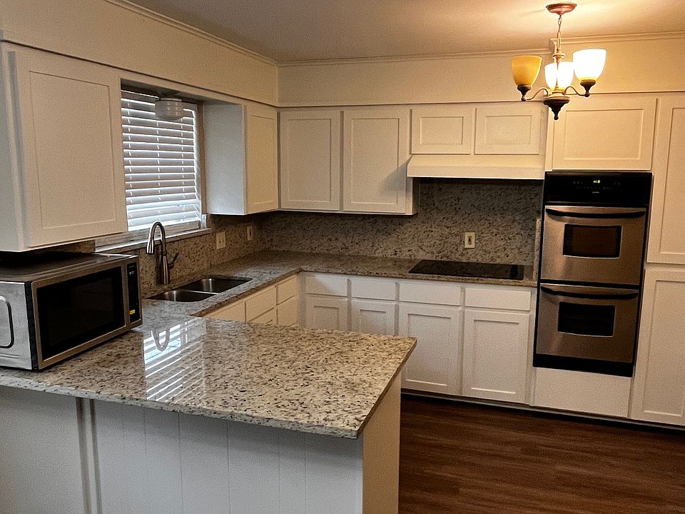 1st image of 905 Hyde Park Blvd