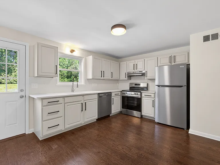 305 Lemon St — Photo 2