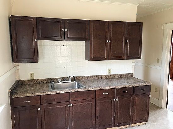 5th image of 2202 Niagara St APT 2