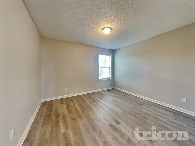 1800 University Dr — Photo 11