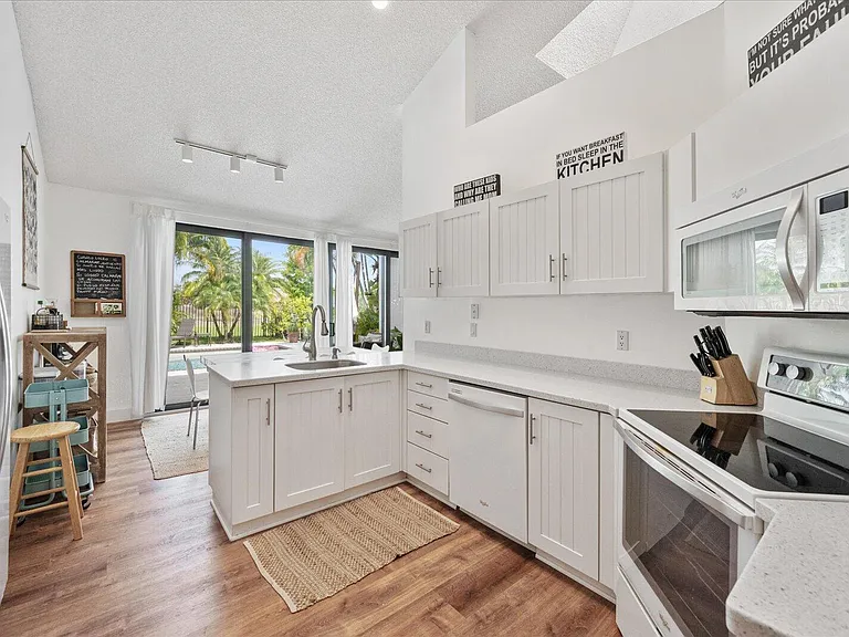 2585 Sheltingham Dr — Photo 13