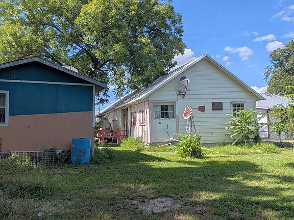 5th image of 102 E Oak Ave