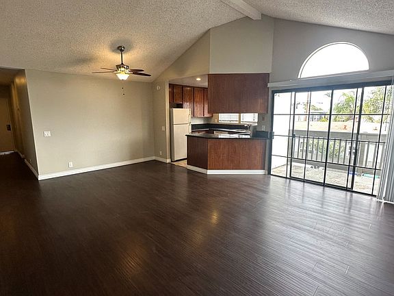 2nd image of 3101 Juniper St APT 8