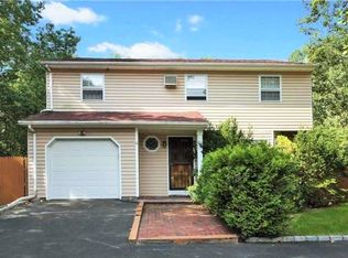 8 Blazer Dr, Islandia, NY 11749