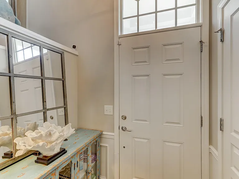 905 Lyndley Dr — Photo 6