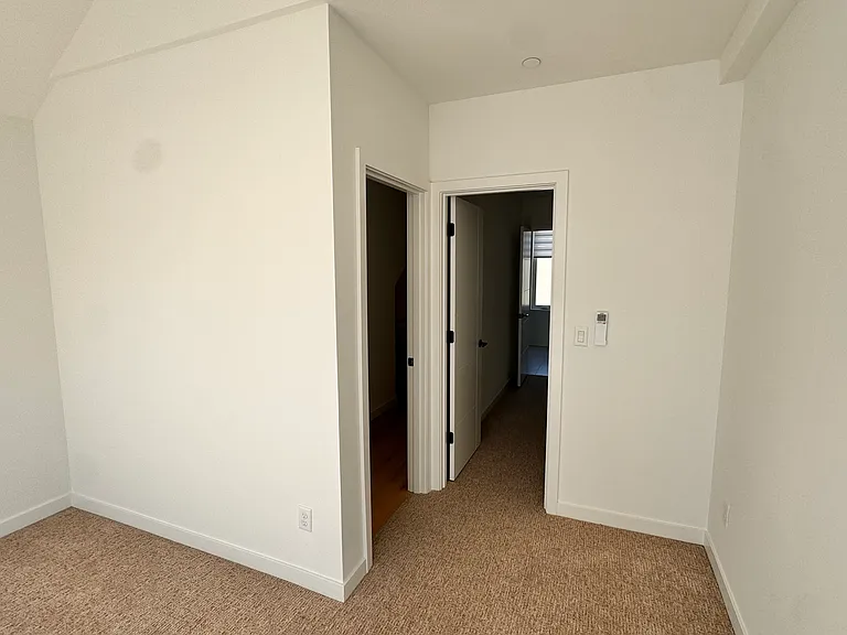 2344 Franklin Ave E — Photo 46