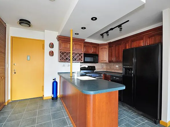 70-25 Yellowstone Boulevard image 1 of 7