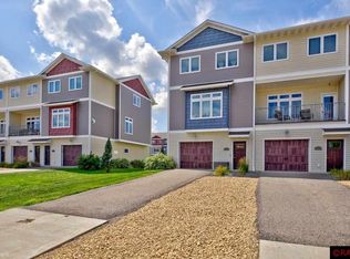 2163 Rolling Green Ln, North Mankato, MN 56003