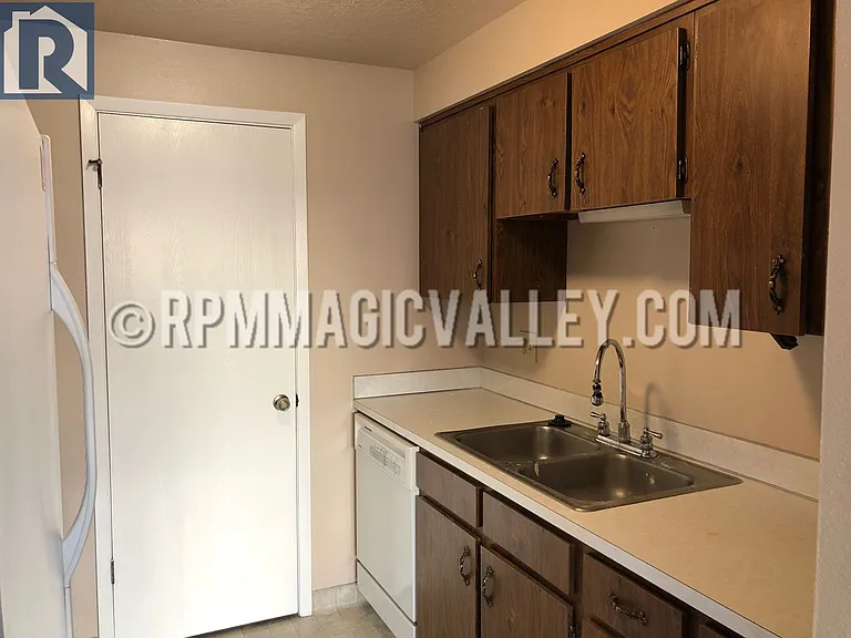 747 Meadows Dr #2 — Photo 5