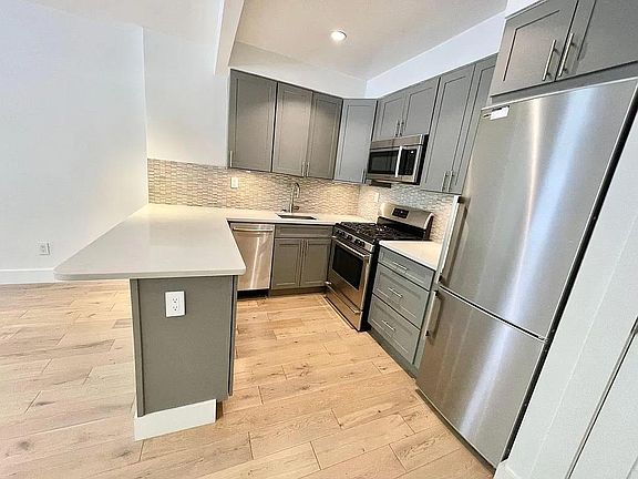 3rd image of 361 E 50th St APT 2E