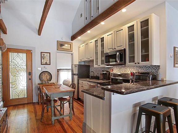 3rd image of 633 Saint Peter St #4