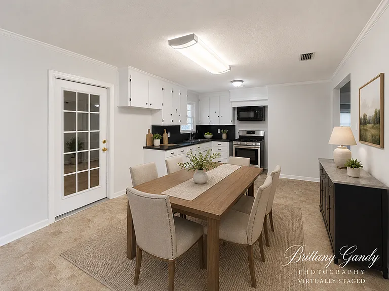 1504 Leslie St — Photo 4