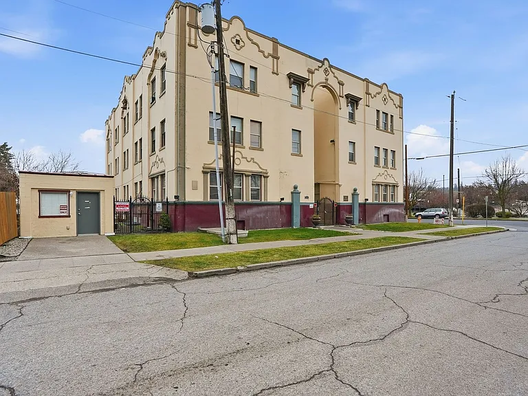 Oak St — Photo 32