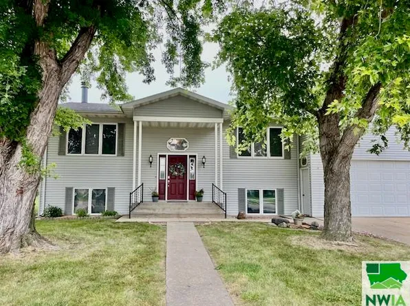 1422 Lewis St, Vermillion, SD 57069