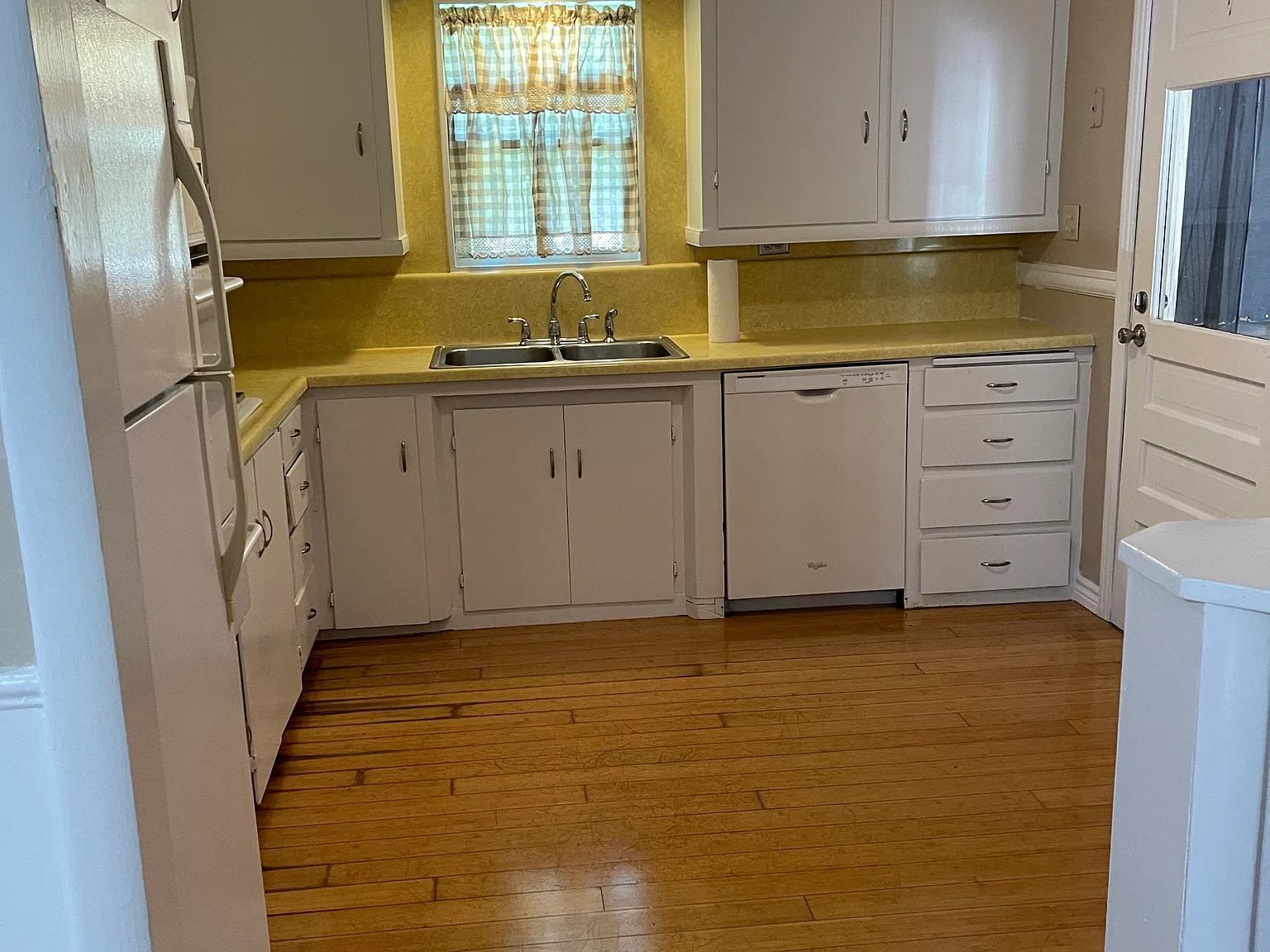 3 bed, 873 sqft, $1,300 — Photo 3