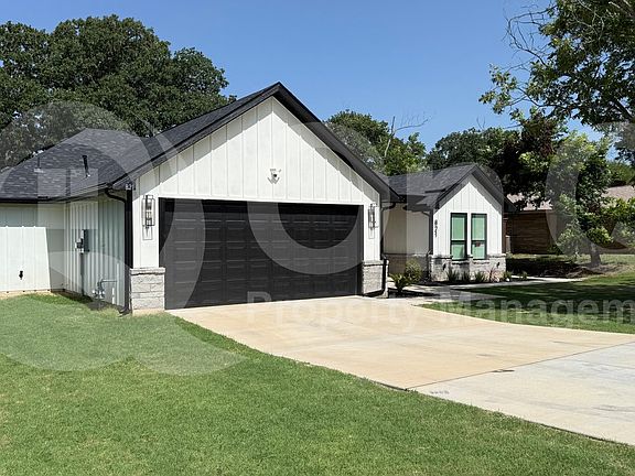 3rd image of 821 Vickie Dr